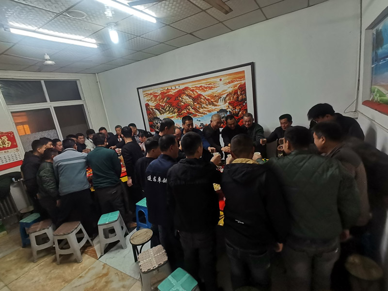 《感恩有你，“職”迎新生——北京型材拉彎廠感恩節(jié)特別聚餐》