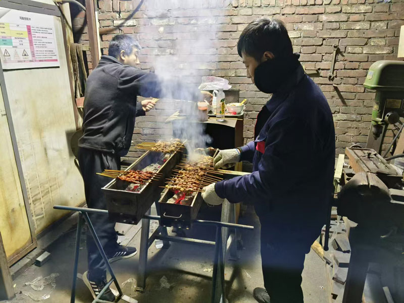 北京型材拉彎廠感恩在嚴(yán)寒中堅(jiān)守崗位的勞動(dòng)者們